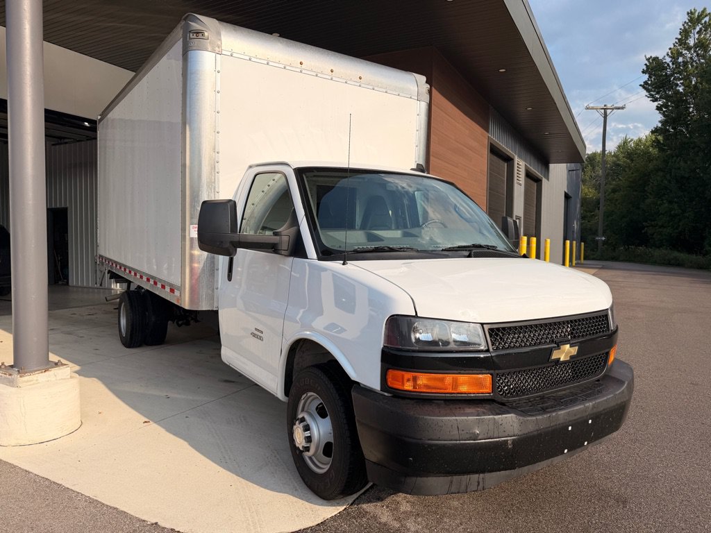Used 2025 Chevrolet Express 4500 Extended w/ Power Convenience Package RWD image 1