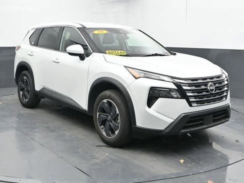 Used 2025 Nissan Rogue SV image 2