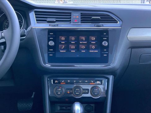 Used 2020 Volkswagen Tiguan SE w/ Panoramic Sunroof Package image 7