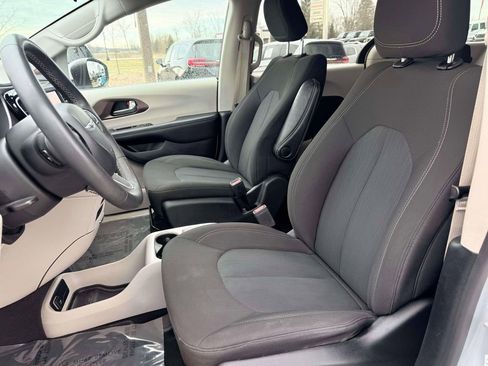 Used 2023 Chrysler Voyager LX FWD image 13