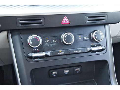 Used 2022 Kia Carnival LX FWD image 27