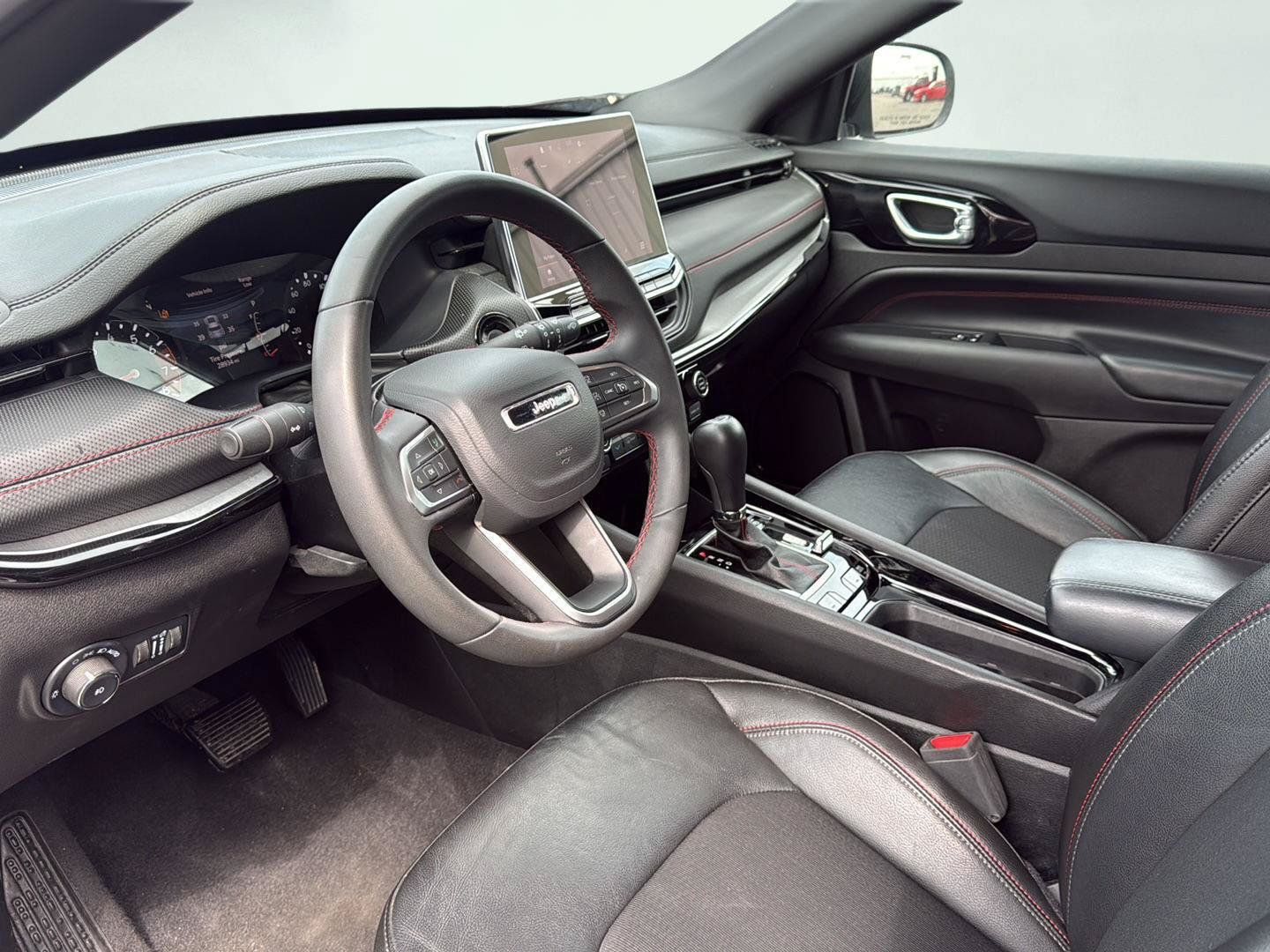Used 2025 Jeep Compass Trailhawk AWD/4WD image 2