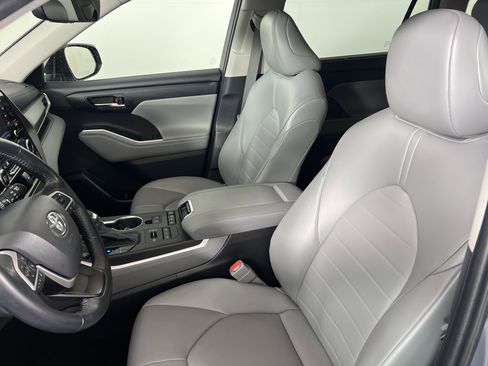 Used 2022 Toyota Highlander XLE image 16