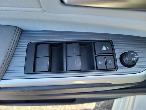 Used 2025 Toyota Sienna XLE FWD image 22