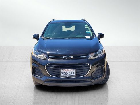 Used 2022 Chevrolet Trax LT w/ Midnight Edition image 2