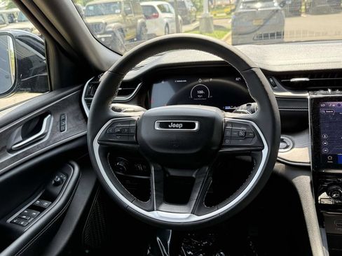 Used 2024 Jeep Grand Cherokee Limited AWD/4WD image 18