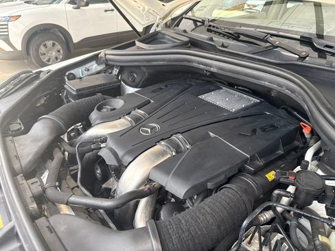 Used 2016 Mercedes-Benz GL 550 4MATIC image 27