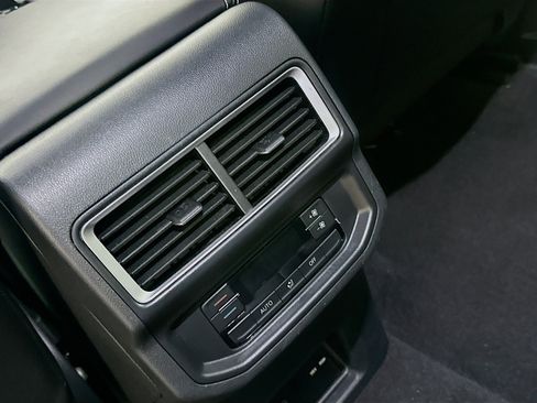 Used 2025 Volkswagen Atlas SE image 27