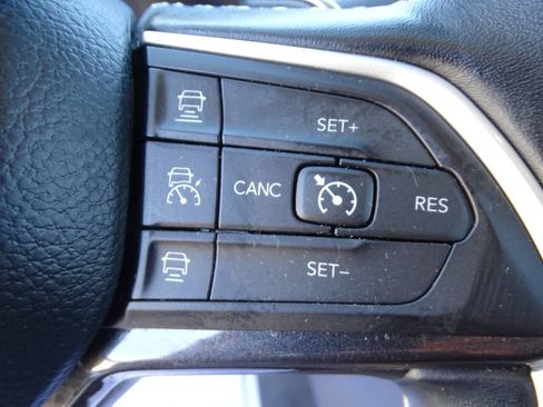 Used 2022 Jeep Grand Cherokee Laredo w/ Luxury Tech Group I image 19