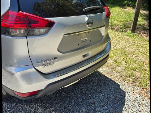 Used 2017 Nissan Rogue SV FWD image 17