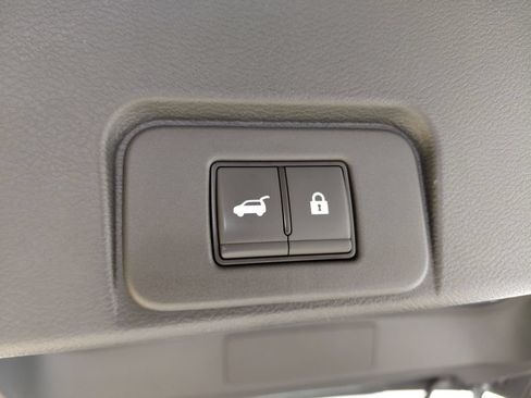 Used 2024 Nissan Rogue SV FWD image 39