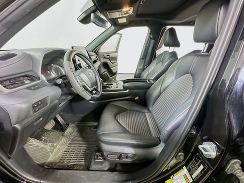 Used 2024 Toyota Highlander XSE FWD image 16