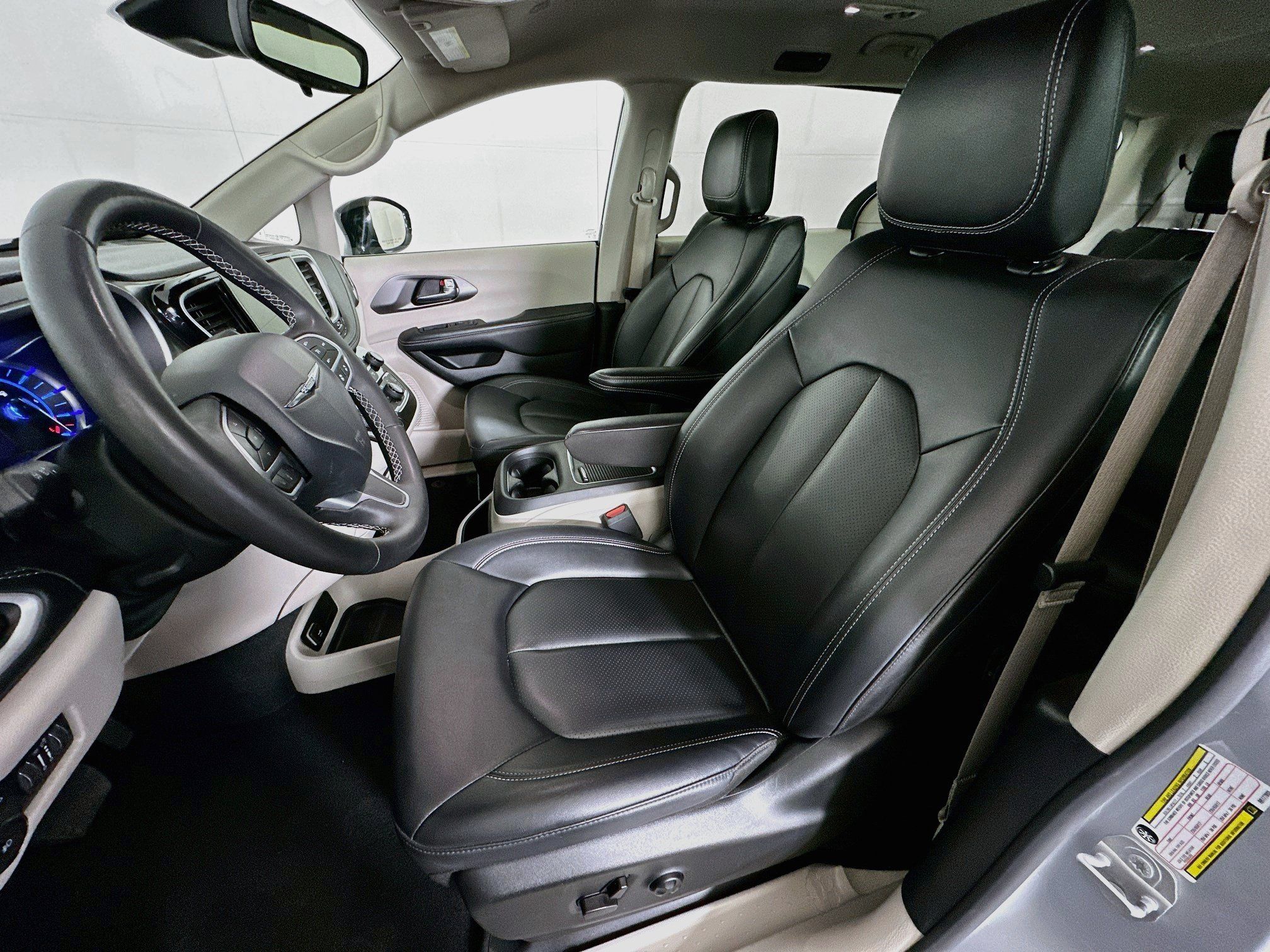 Used 2024 Chrysler Pacifica Limited FWD image 13