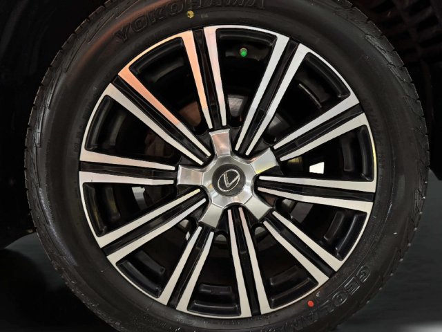 Used 2019 Lexus LX 570 4WD w/ Luxury Package image 38