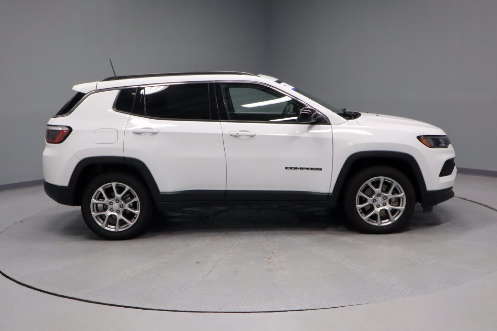 Used 2024 Jeep Compass Latitude w/ Sun and Sound Group AWD/4WD image 11