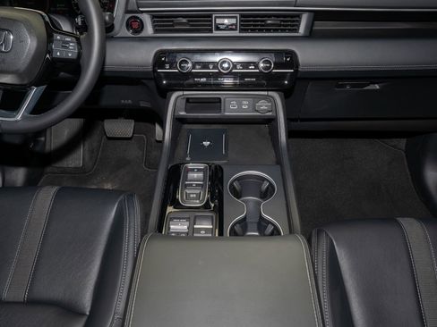 Certified 2025 Honda Pilot Touring image 28