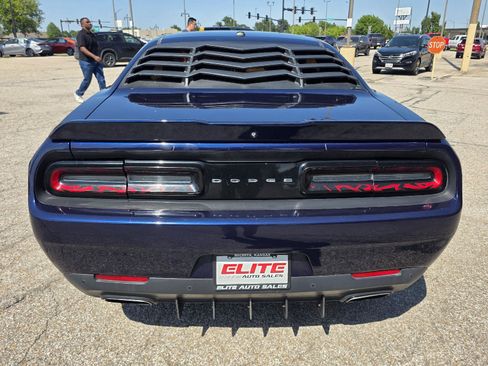 Used 2015 Dodge Challenger SXT RWD image 6