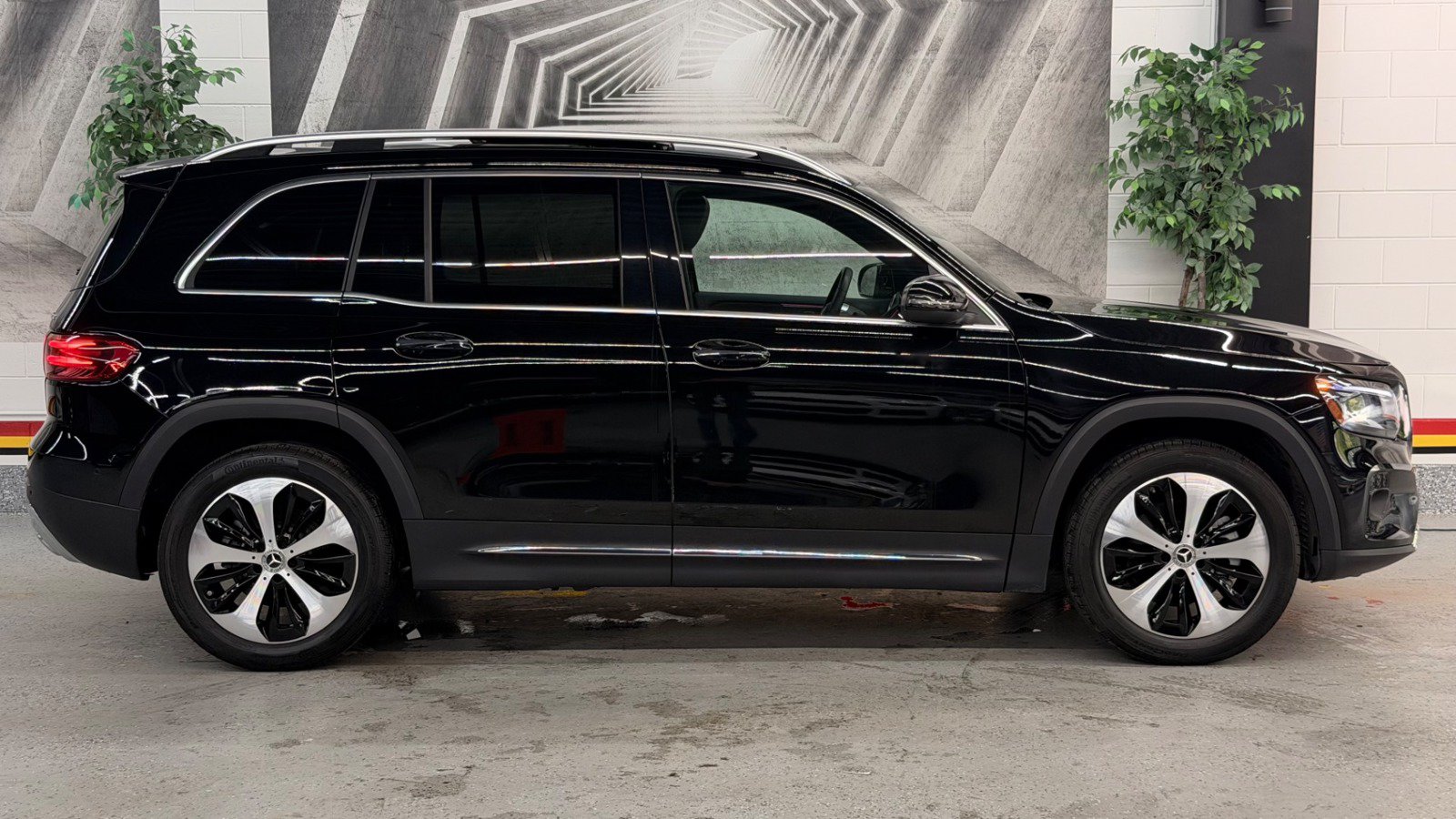 Used 2024 Mercedes-Benz GLB 250 4MATIC w/ Driver Assistance Package image 6