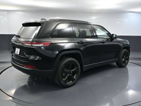 Used 2023 Jeep Grand Cherokee Altitude AWD/4WD image 4