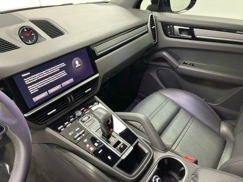 Used 2022 Porsche Cayenne Platinum Edition image 26