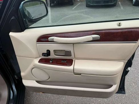 Used 2003 Lincoln Town Car Executive RWD image 18