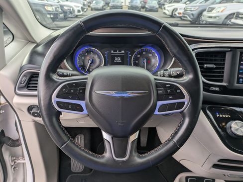 Used 2018 Chrysler Pacifica Touring-L FWD image 18