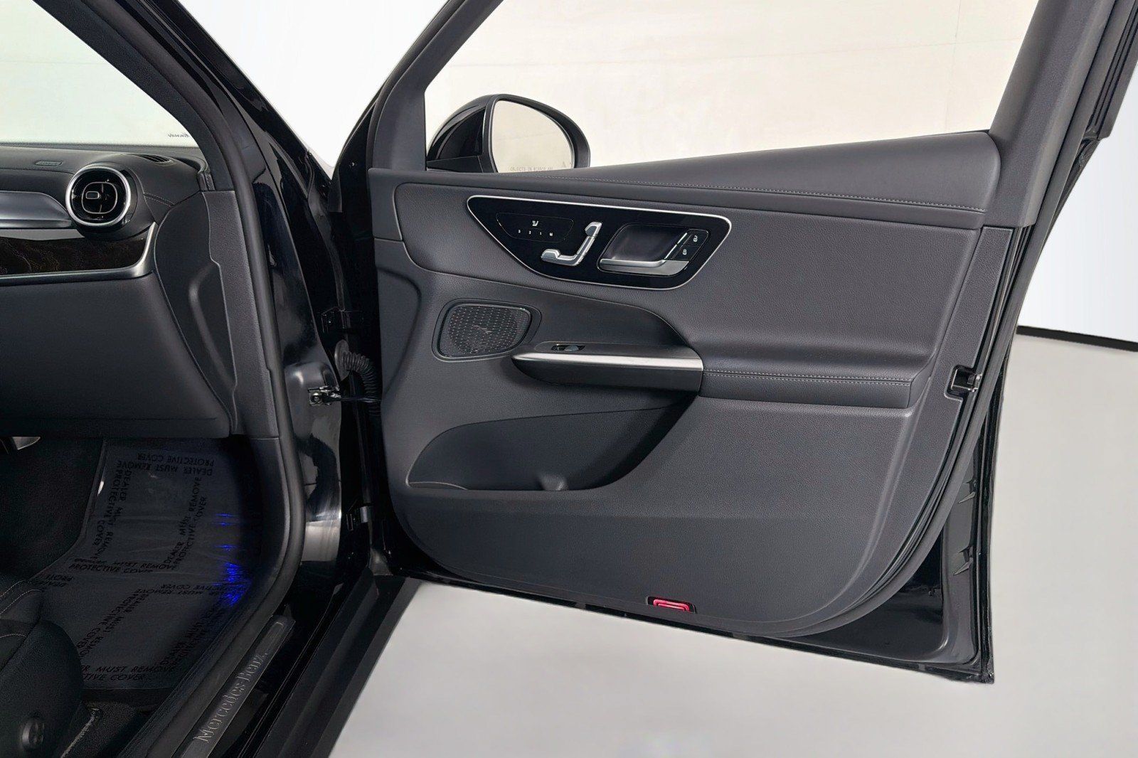 Used 2024 Mercedes-Benz GLC 300 4MATIC image 23