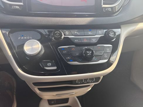 Used 2023 Chrysler Pacifica Touring-L FWD image 17