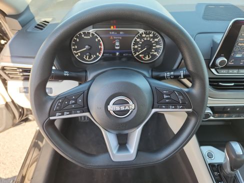 Used 2025 Nissan Altima 2.5 SV FWD image 18