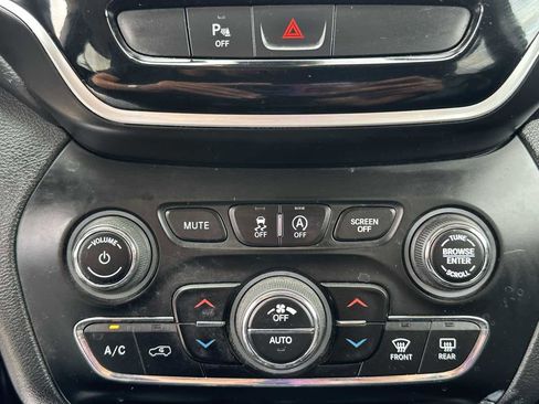 Used 2019 Jeep Cherokee Limited AWD/4WD image 20