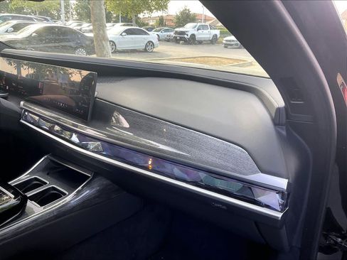 Used 2023 BMW 740i image 15