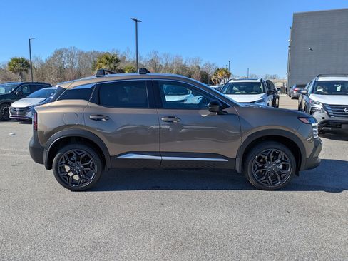 New 2026 Nissan Kicks SR FWD image 2