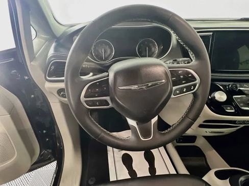 Used 2024 Chrysler Pacifica Touring-L FWD image 12