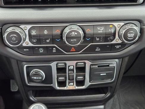 Used 2025 Jeep Gladiator Sport AWD/4WD image 18