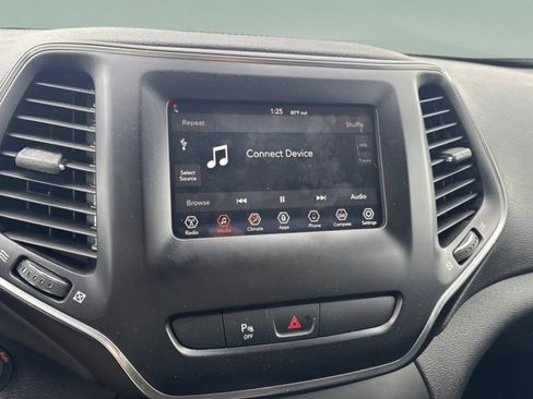 Used 2019 Jeep Cherokee Latitude Plus FWD image 11
