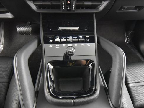 Used 2024 Porsche Cayenne Coupe image 23