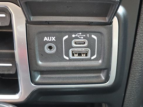 Used 2025 Jeep Wrangler Unlimited Sahara w/ Technology Group AWD/4WD image 14