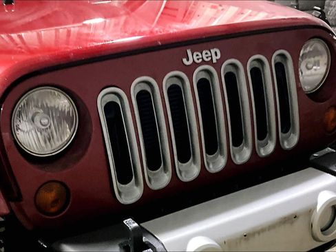 Used 2013 Jeep Wrangler Sahara w/ Dual Top Group image 32