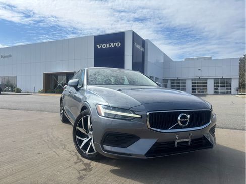 Used 2020 Volvo S60 T5 Momentum FWD image 2