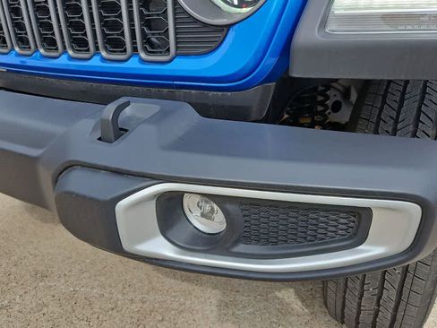New 2025 Jeep Gladiator Sport AWD/4WD image 17