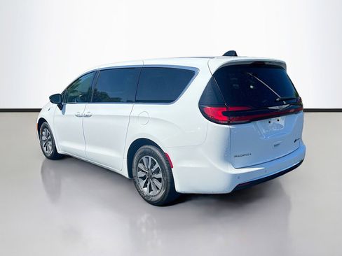 Used 2024 Chrysler Pacifica Limited FWD image 5