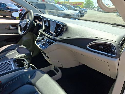 Used 2024 Chrysler Pacifica Limited FWD image 11