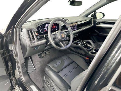 Certified 2025 Porsche Cayenne image 4