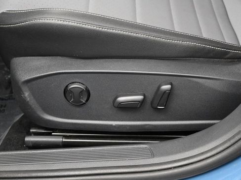 Used 2025 Volkswagen Jetta SE FWD image 12