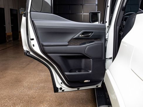 Used 2025 Lexus GX 550 w/ Accessory Package (2T) AWD/4WD image 38