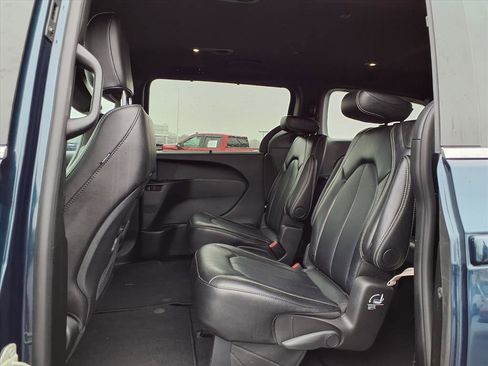 Used 2025 Chrysler Pacifica Select image 21