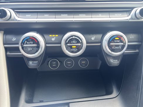 Used 2022 Genesis G70 2.0T image 15