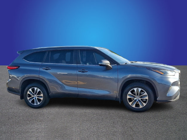 Used 2023 Toyota Highlander XLE AWD/4WD image 4