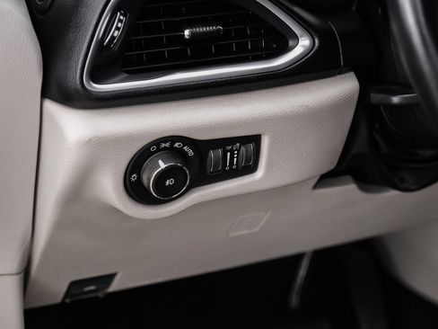 Used 2018 Chrysler Pacifica Touring-L Plus w/ Advanced Safetytec Group FWD image 28