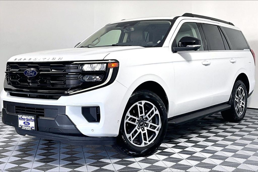Used 2025 Ford Expedition Active AWD/4WD image 2